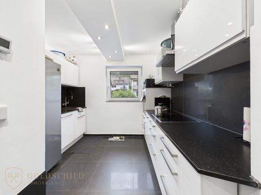 moderne Einbauküche mit viel Stauraum