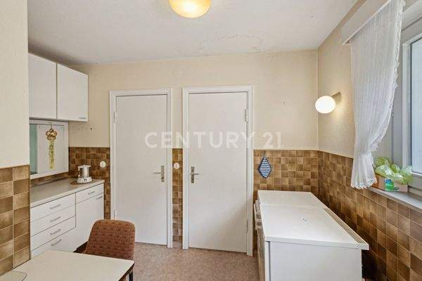 Küche mit Abstellräume