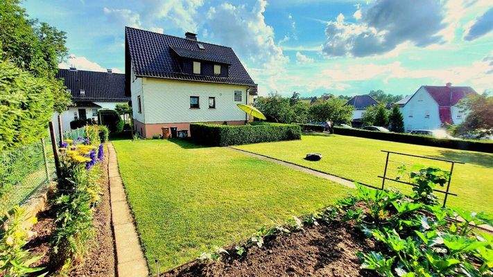 Viel ebenerdiger Garten