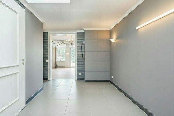 (KI) Entrée mit Blick in die größere Wohnung (KI)