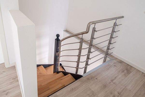 1. OG - Flur mit Blick zur Treppe