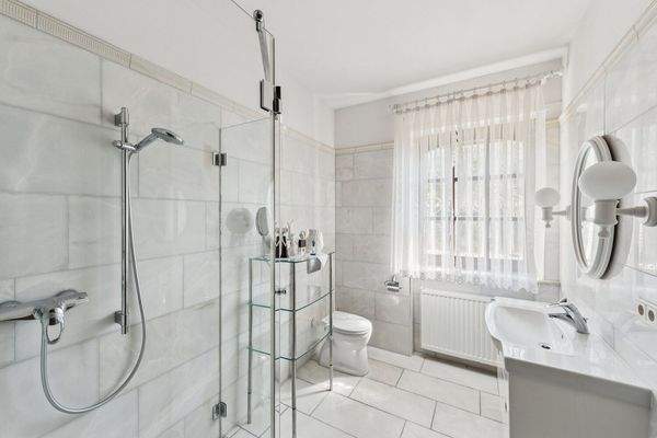 Elegantes Badezimmer mit begehbarer Dusche