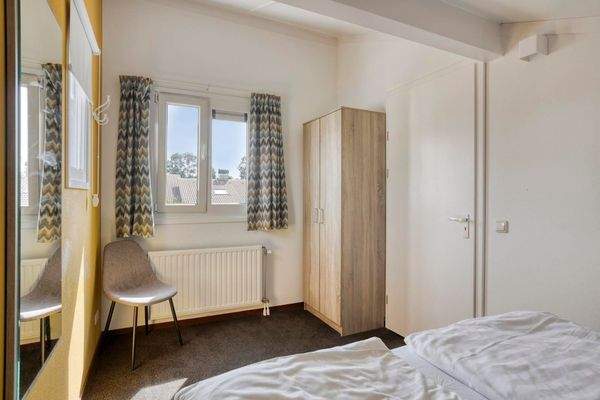 hauptschlafzimmer-kaufen-duinresort-gelbe-wand-dop