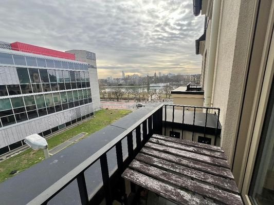Kleiner Balkon mit Mainblick