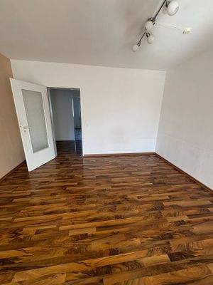 Leere Wohnung mit Holzboden