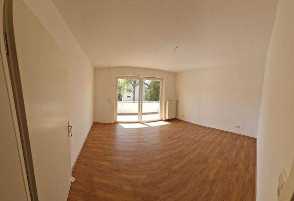 Üppiges Schlafzimmer mit bodentiefen Fenstern und Balkonzugang 