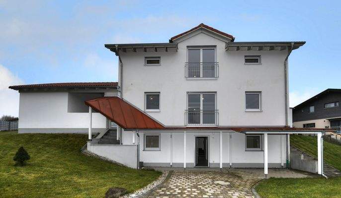 Hausansicht vom Garten aus gesehen