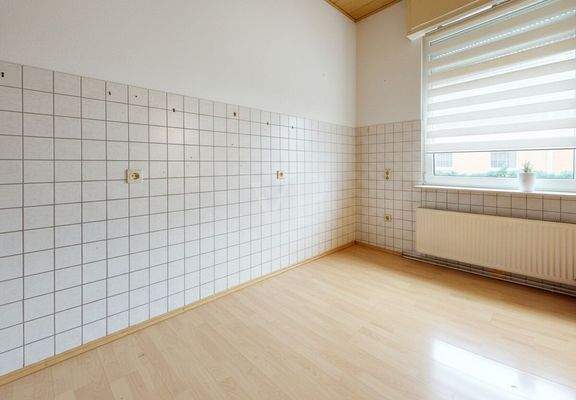 Küche - KI-generierte, leergeräumte Darstellung