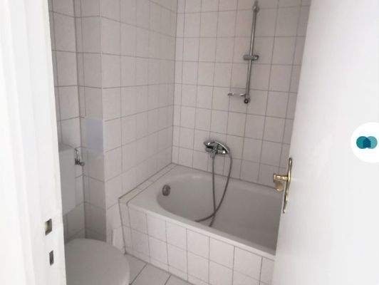 Weiß gefliestes Wannenbad