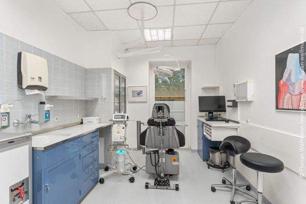 Behandlungsraum 4 der Praxis im 1. Obergeschoss.