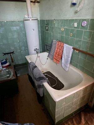 EG: Badezimmer mit Wanne