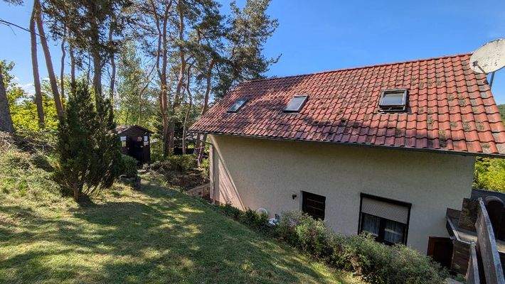 Wohnhaus mit Grünfläche