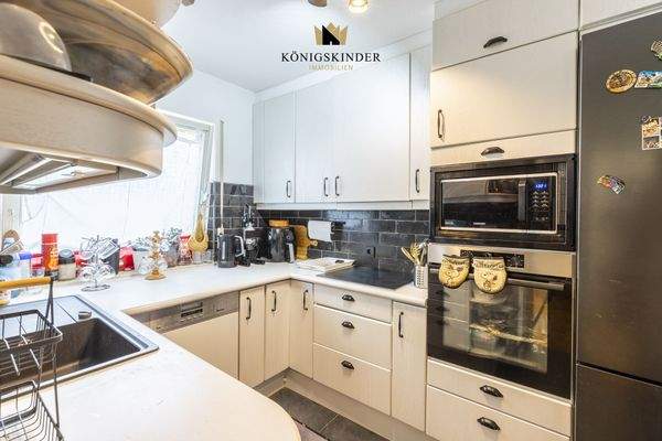 Separate Küche mit viel Stauraum und Arbeitsfläche