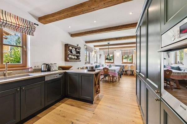 Die geräumige Küche ...