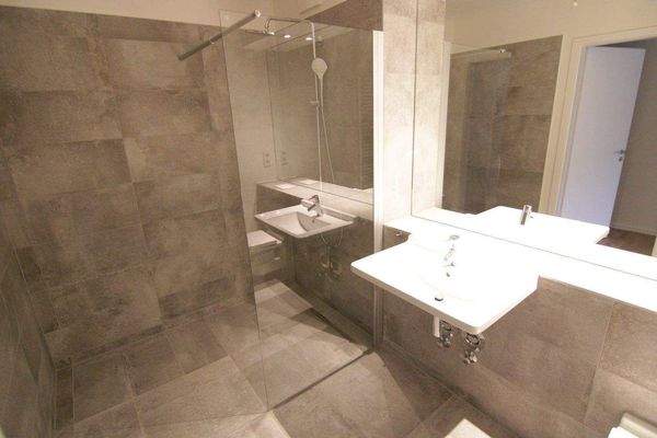 Elegantes Bad mit großer Dusche