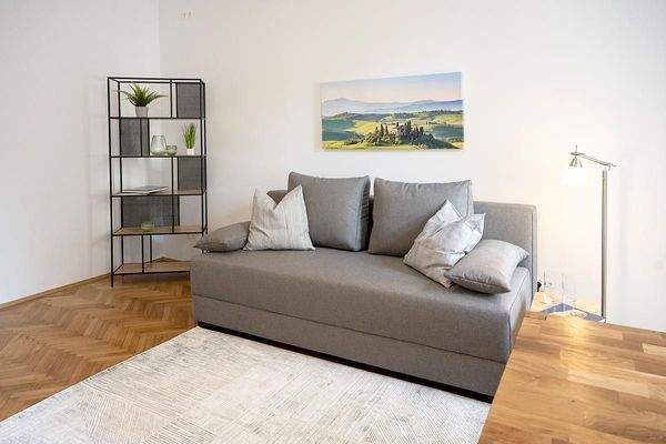 Wohnzimmer mit Boxspring-Bett