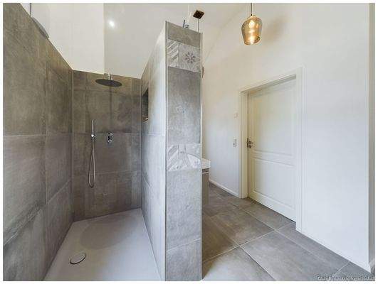 Schwellenlose Dusche im  Badezimmer