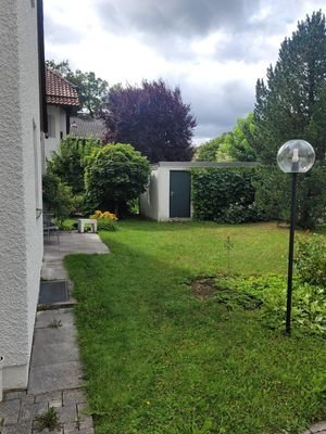 Frontseite Garten mit Garage