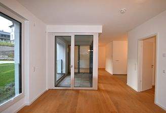 Wohnzimmer mit Zugang auf Loggia