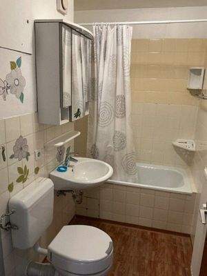 Badezimmer ohne Fenster mit Badewanne.