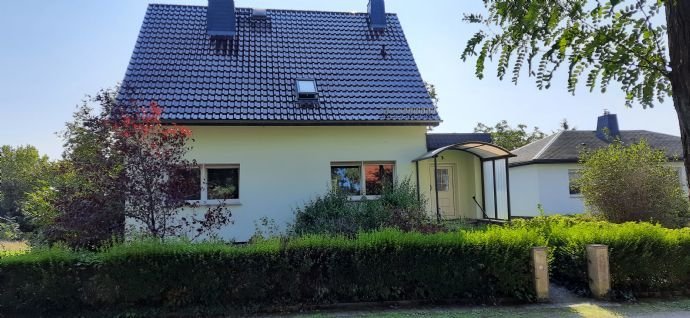 Haus in idyllischer Lage am Park mit überdachtem Pool, großem Garten und 2 großen Nebengelassen mit 2 zus. Garagen