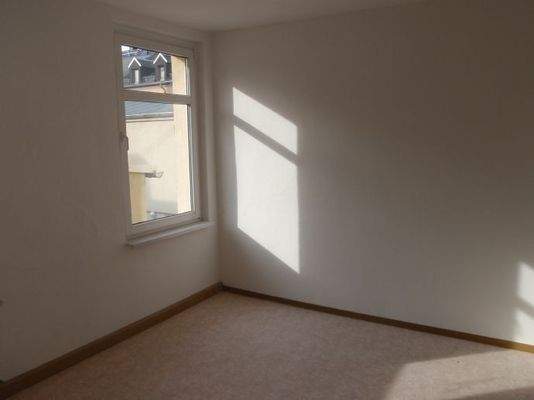 Schlafzimmer mit Fenster zum Innenhof