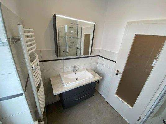 Waschtisch mit Spiegelschrank