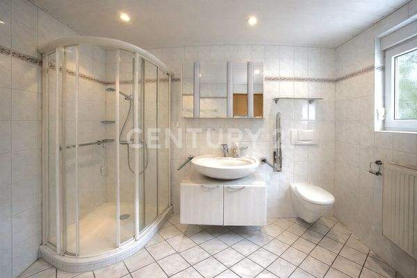 Bad im Erdgeschoss mit Dusche und Tagelichtfenster