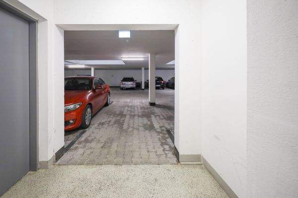 Gang in die Tiefgarage