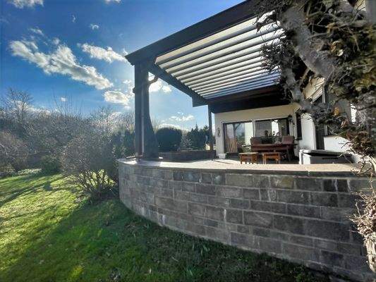 Sonnige, überdachte Terrasse