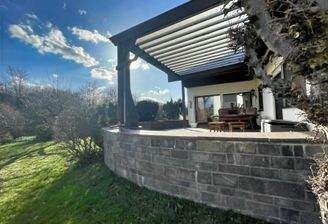 Sonnige, überdachte Terrasse