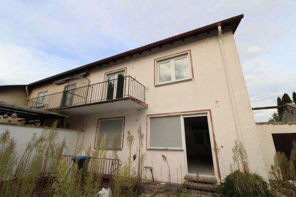 rückwärtihe Ansicht mit Balkon.JPG