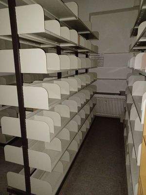 Archivraum mit Regalen im Erdgeschoss Hauptgebäude