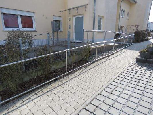 gepflasterter, barrierefreier Hauszugang 