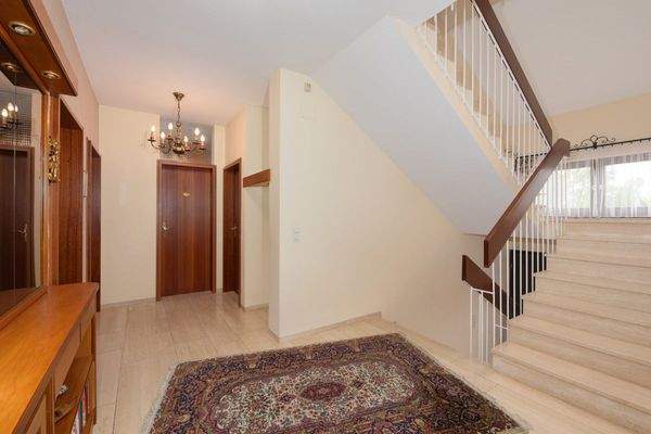 Diele und Treppenhaus EG