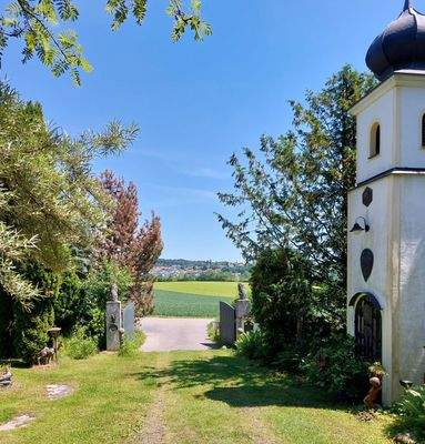 LeBa aussen offenes Tor in Richtung Ausfahrt mit K