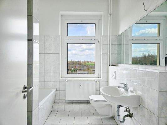 Bad mit Dusche und Wanne.jpg