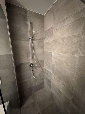 Moderne Walk-In-Dusche mit klaren Linien