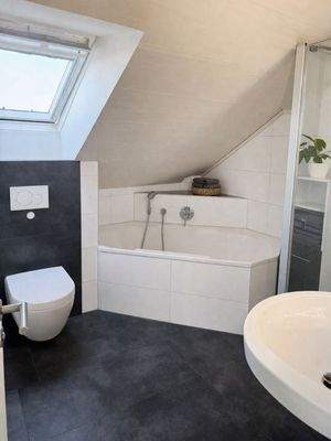 BZ mit Dusche und Badewanne