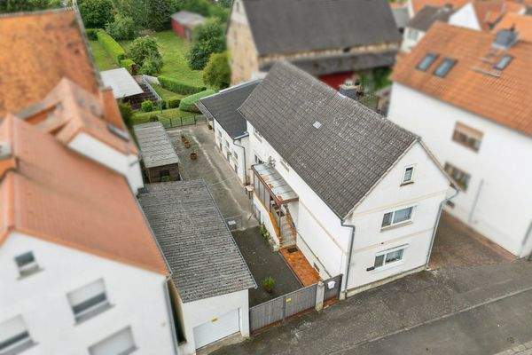 Wohnhaus, Garage, Hofbereich aus der Luft 