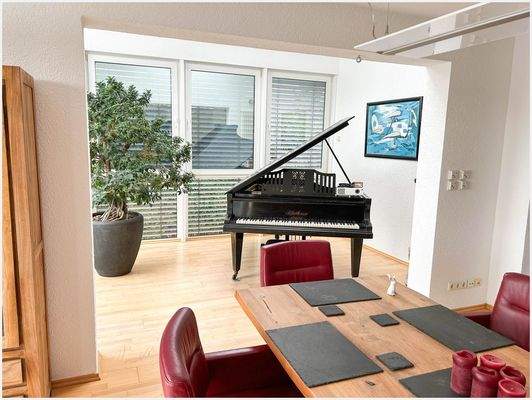 Esszimmer mit Blick auf den Flügel