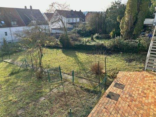 Ausblick vom Balkon auf die Terrasse