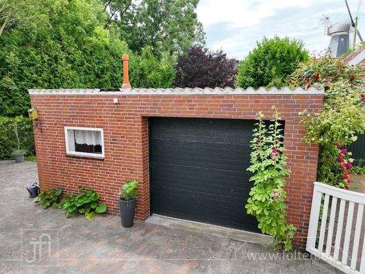 Garage mit elektrischem Tor