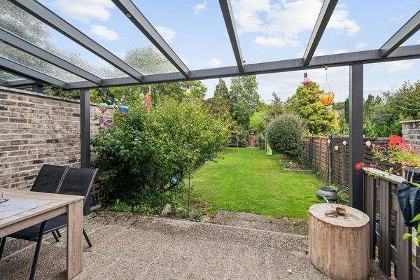 Überdachte Terrasse und Garten