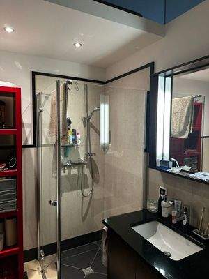 Badezimmer mit Dusche 