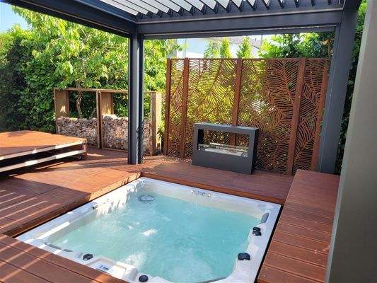 Überdachter Whirlpool