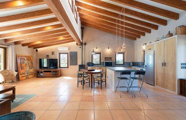 Offene Küche mit natürlicher Wärme