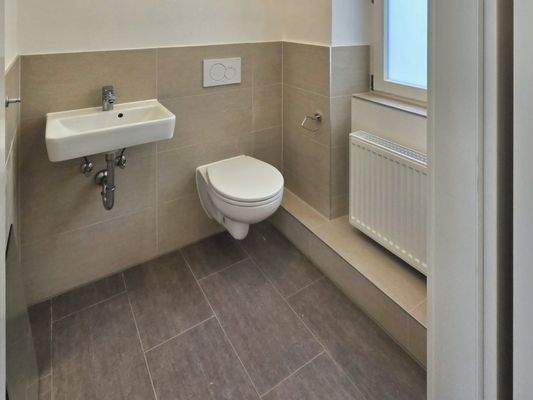 separates WC mit Fenster