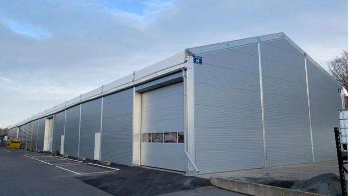 Fläche vor der Halle