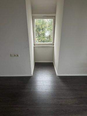 Zimmer 1 OG mit Fensternische